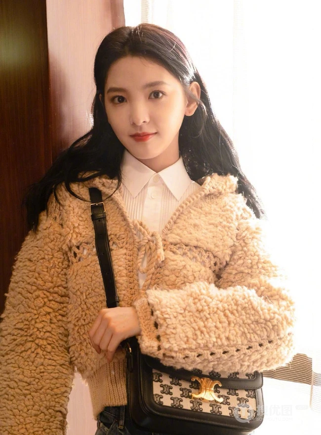 章若楠青春，潮流靓丽春装穿搭写真大片，尽显时尚女孩美感
