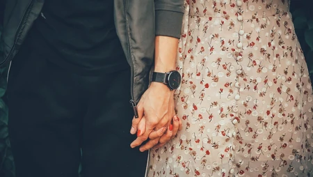 夫妇，爱人，一对牵着手的浪漫情侣高清特写桌面壁纸图片