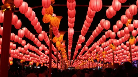 夜晚，挂着满满灯笼，元宵节日气氛浓厚的台湾庙会唯美壁纸图片