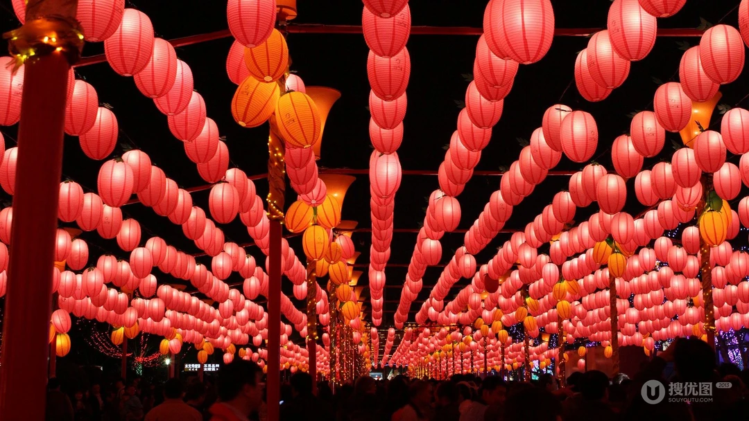 夜晚，挂着满满灯笼，元宵节日气氛浓厚的台湾庙会唯美壁纸图片
