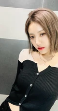 THE9少女成员喻言晒齐肩短发发型自拍美照