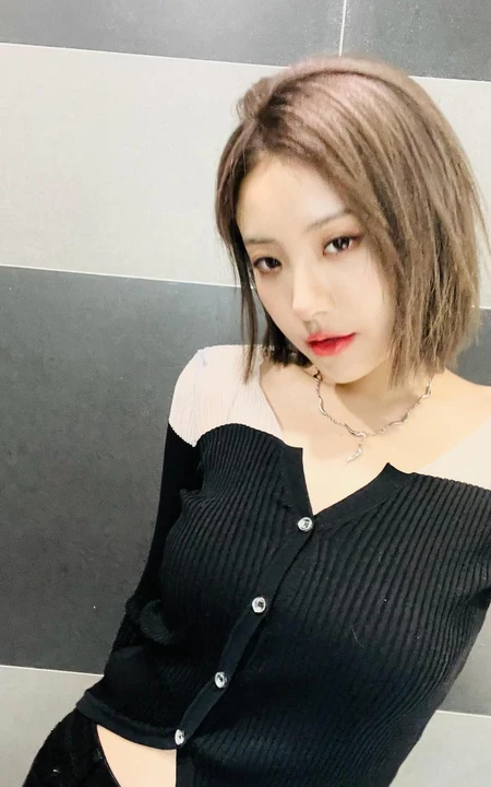 THE9少女成员喻言晒齐肩短发发型自拍美照