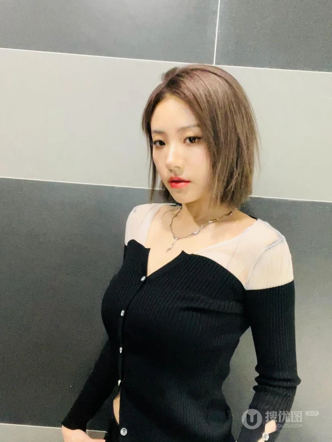 THE9少女成员喻言晒齐肩短发发型自拍美照