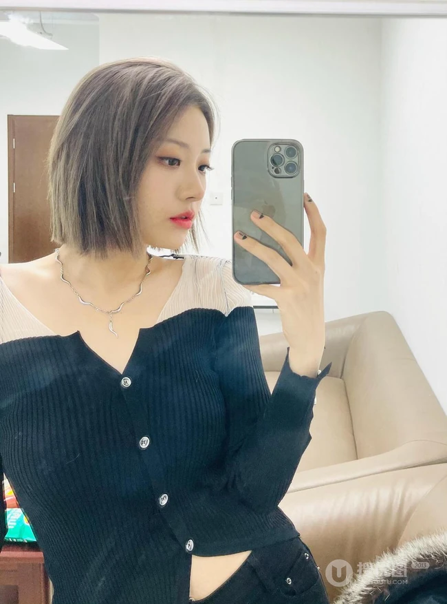 THE9少女成员喻言晒齐肩短发发型自拍美照