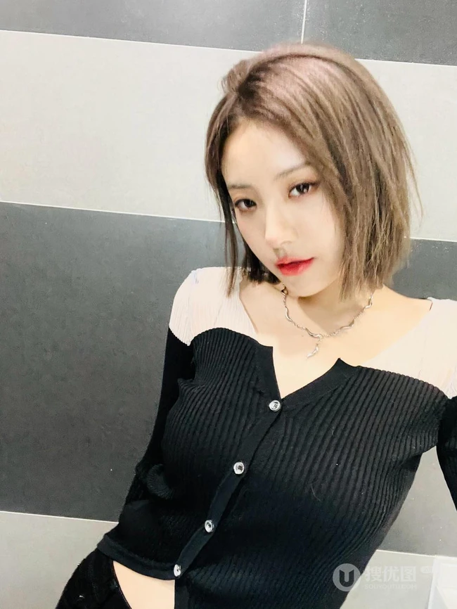 THE9少女成员喻言晒齐肩短发发型自拍美照