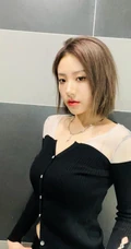 THE9少女成员喻言晒齐肩短发发型自拍美照