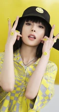 酷酷的笑脸女孩，杨幂酷潮休闲装打扮俏皮可爱写真照片