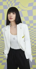 酷酷的笑脸女孩，杨幂酷潮休闲装打扮俏皮可爱写真照片