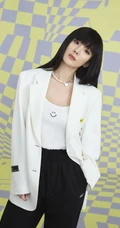 酷酷的笑脸女孩，杨幂酷潮休闲装打扮俏皮可爱写真照片