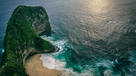 日落下的海岸 沙滩 悬崖 海洋自然风景高清俯瞰桌面壁纸图片