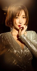 柳岩身着金色V领连衣裙超有女人味气质动人写真图片