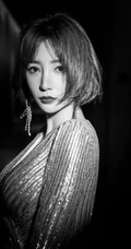 柳岩身着金色V领连衣裙超有女人味气质动人写真图片