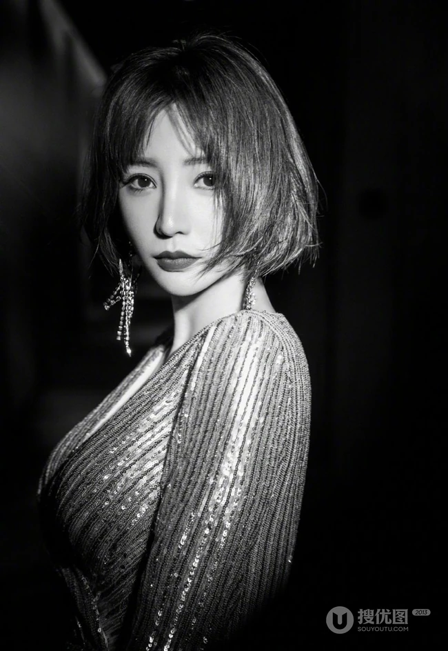 柳岩身着金色V领连衣裙超有女人味气质动人写真图片