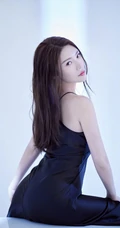 徐冬冬晒气质肩带裙妩媚美照，并配文调侃凹造型很快乐