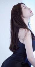 徐冬冬晒气质肩带裙妩媚美照，并配文调侃凹造型很快乐