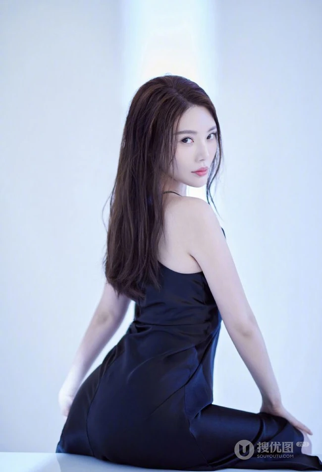 徐冬冬晒气质肩带裙妩媚美照，并配文调侃凹造型很快乐