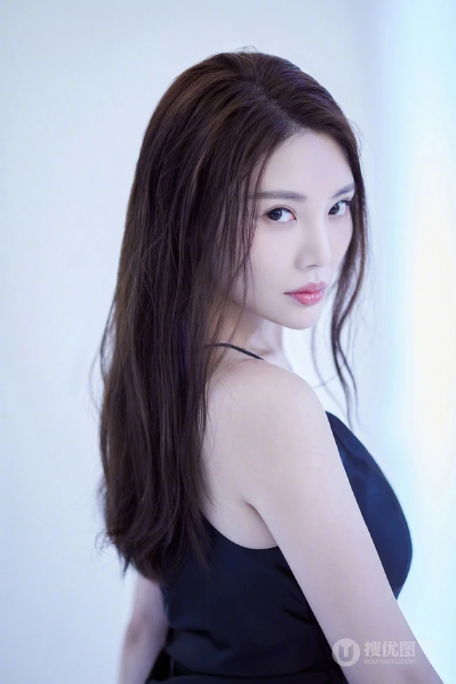 徐冬冬晒气质肩带裙妩媚美照，并配文调侃凹造型很快乐
