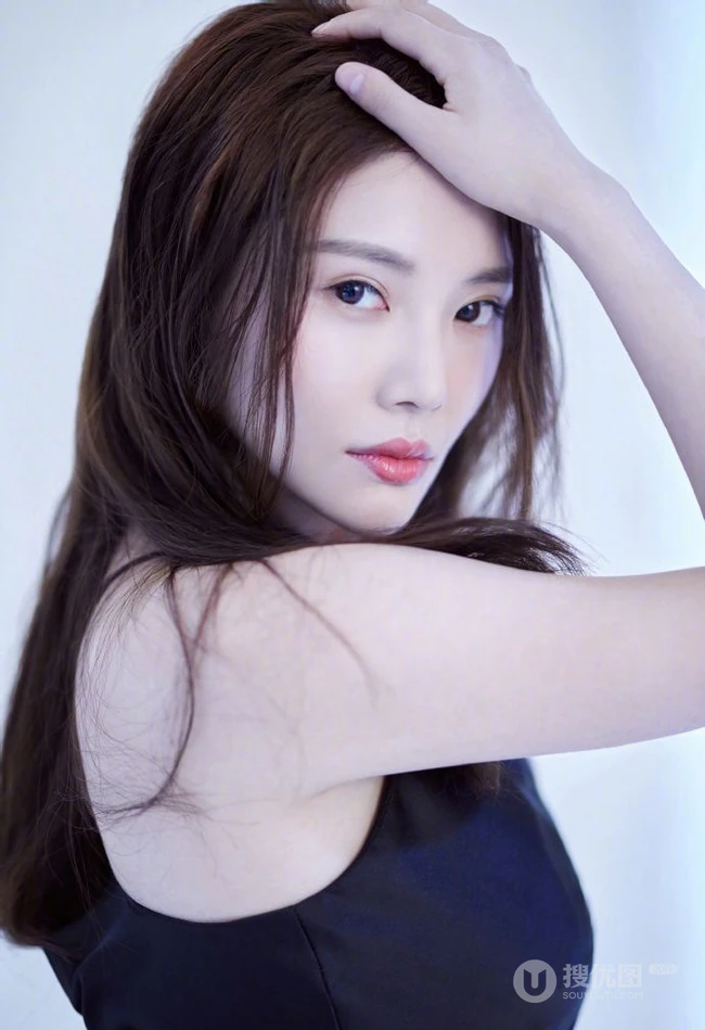徐冬冬晒气质肩带裙妩媚美照，并配文调侃凹造型很快乐