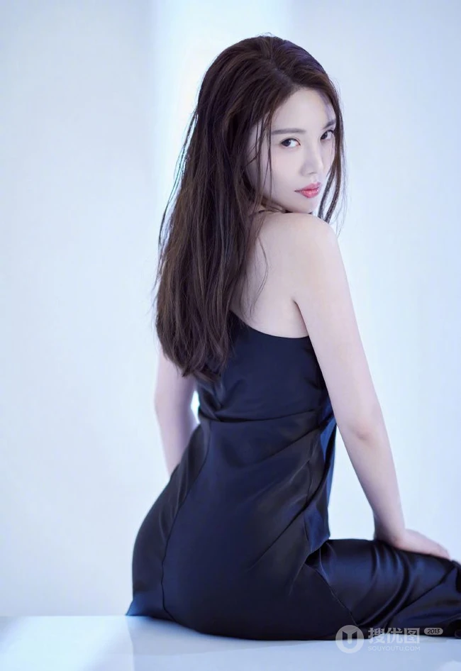 徐冬冬晒气质肩带裙妩媚美照，并配文调侃凹造型很快乐
