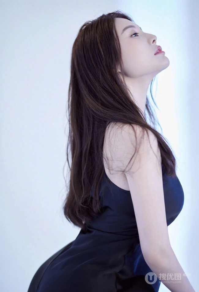 徐冬冬晒气质肩带裙妩媚美照，并配文调侃凹造型很快乐
