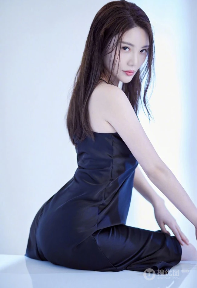 徐冬冬晒气质肩带裙妩媚美照，并配文调侃凹造型很快乐