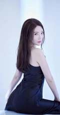 徐冬冬晒气质肩带裙妩媚美照，并配文调侃凹造型很快乐