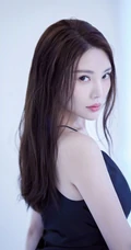 徐冬冬晒气质肩带裙妩媚美照，并配文调侃凹造型很快乐