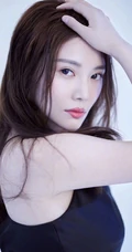 徐冬冬晒气质肩带裙妩媚美照，并配文调侃凹造型很快乐