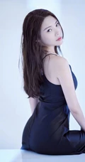 徐冬冬晒气质肩带裙妩媚美照，并配文调侃凹造型很快乐
