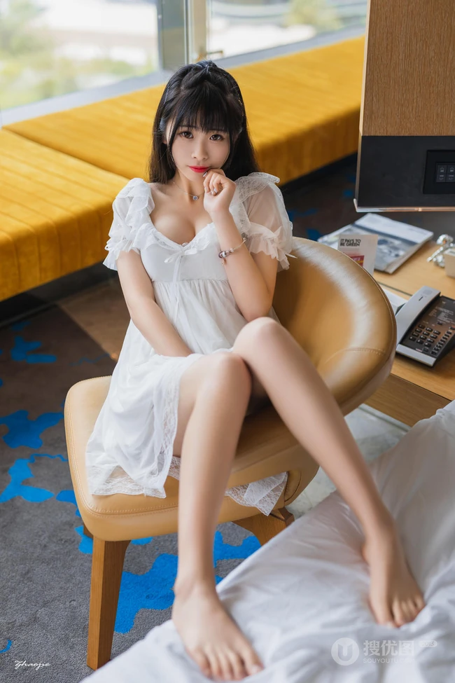 这是二次元穿越过来的妹子吗？可爱气质超甜少女精选室内写真图集