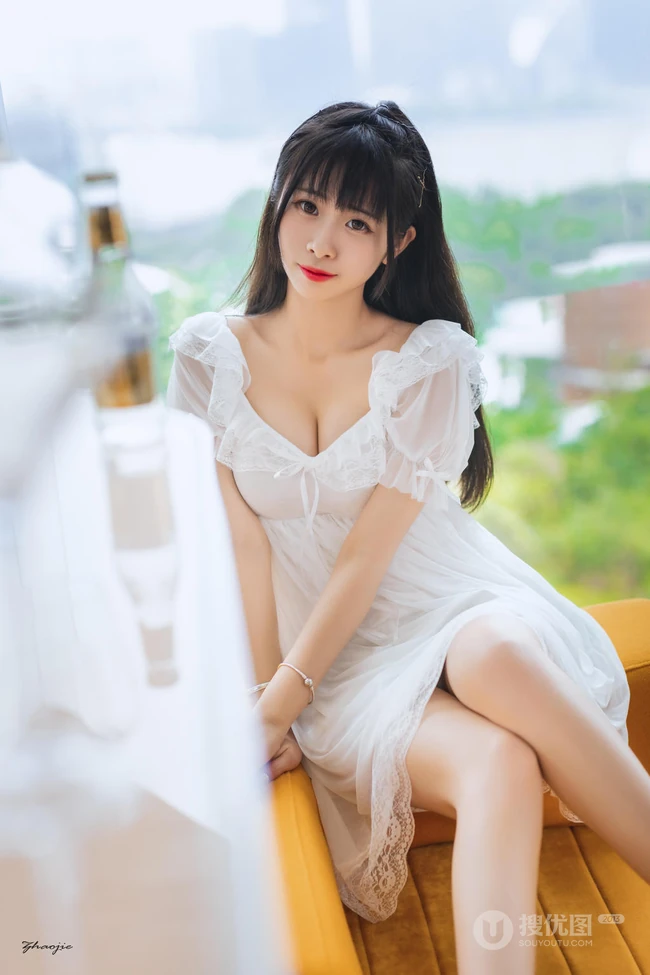 这是二次元穿越过来的妹子吗？可爱气质超甜少女精选室内写真图集