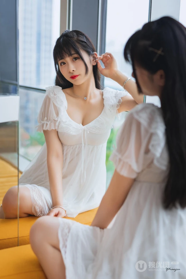 这是二次元穿越过来的妹子吗？可爱气质超甜少女精选室内写真图集