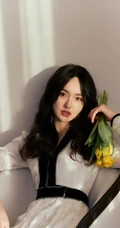 唐嫣清新淡雅白裙着身，手捧雏菊，尽显如兰气质写真美照