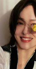 唐嫣清新淡雅白裙着身，手捧雏菊，尽显如兰气质写真美照