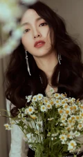 唐嫣清新淡雅白裙着身，手捧雏菊，尽显如兰气质写真美照