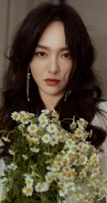 唐嫣清新淡雅白裙着身，手捧雏菊，尽显如兰气质写真美照