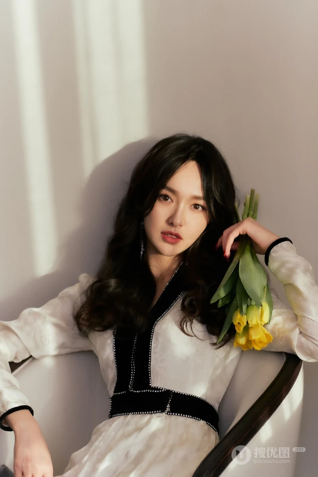 唐嫣清新淡雅白裙着身，手捧雏菊，尽显如兰气质写真美照