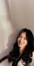 唐嫣清新淡雅白裙着身，手捧雏菊，尽显如兰气质写真美照