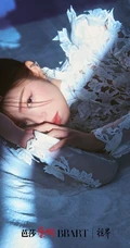 陈妍希浪漫柔美白裙着身杂志写真大刀