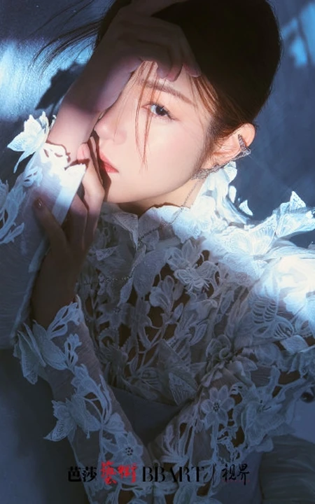 陈妍希浪漫柔美白裙着身杂志写真大刀