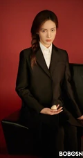 金晨大秀裸背，姿态柔美暗黑杂志写真美照