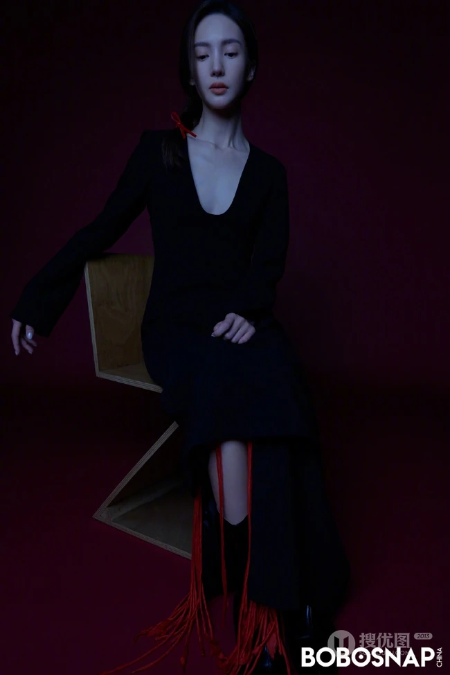 金晨大秀裸背，姿态柔美暗黑杂志写真美照
