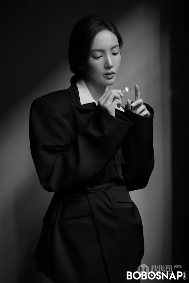 金晨大秀裸背，姿态柔美暗黑杂志写真美照