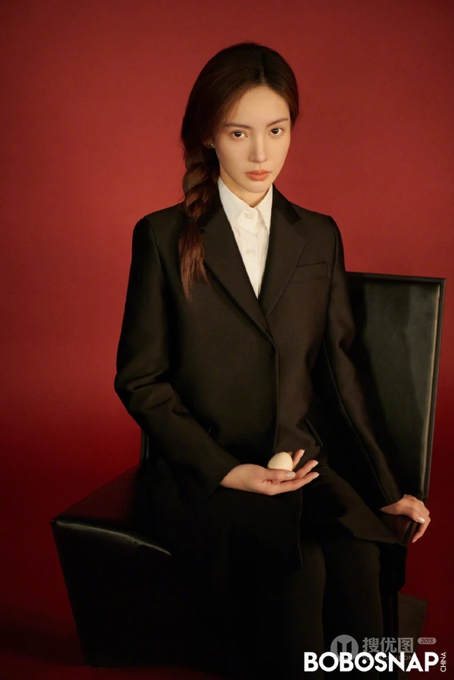 金晨大秀裸背，姿态柔美暗黑杂志写真美照