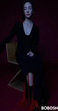 金晨大秀裸背，姿态柔美暗黑杂志写真美照