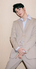 台湾帅哥许光汉西装着身，化身居家小暖男可爱帅气写真照片