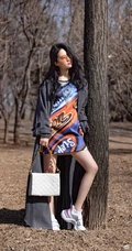 刘亦菲手拿白色小包户外小树林酷美写真照片
