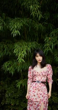 李菲儿气质动人印花连衣裙森系写真，尽显白皙肌肤线条和温柔气质