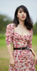 李菲儿气质动人印花连衣裙森系写真，尽显白皙肌肤线条和温柔气质