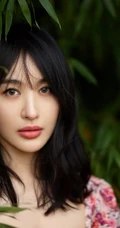李菲儿气质动人印花连衣裙森系写真，尽显白皙肌肤线条和温柔气质